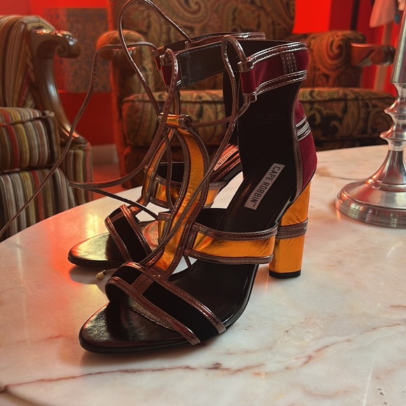 Gently used women’s high pumps. Gold and burgundy size 9 - Picture 3 of 4